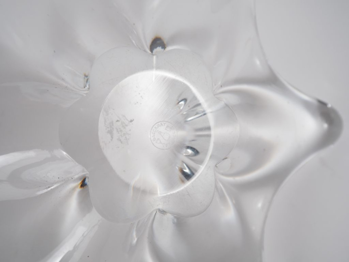 BACCARAT. Vide-poche en cristal moulé. Signé. Diam. 26 cm.