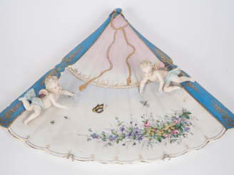Vente aux enchères Présentoir à hors d'œuvre en biscuit et porcelaine à décor d'angelots 