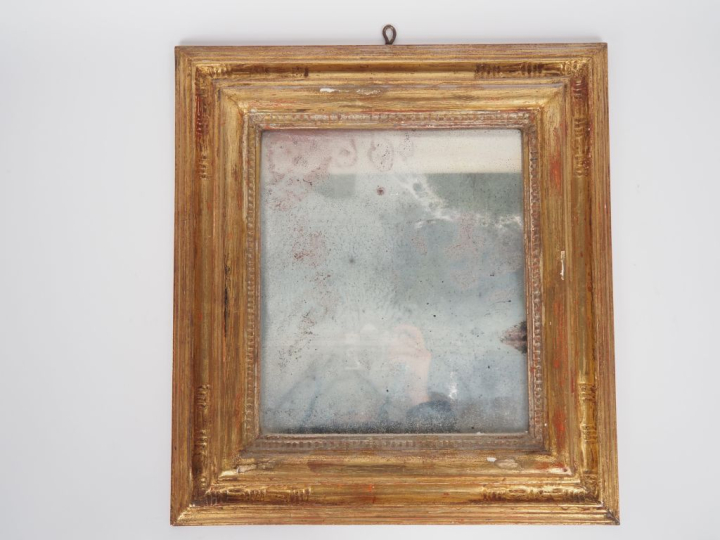 Miroir de toilette en bois mouluré et doré. Dim. 43 x 40 cm.