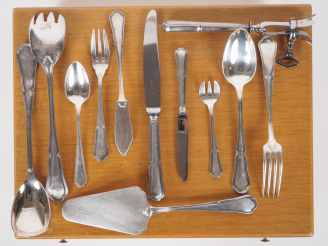 Vente aux enchères Partie de ménagère en métal argenté, modèle à filet dans son coffret. 