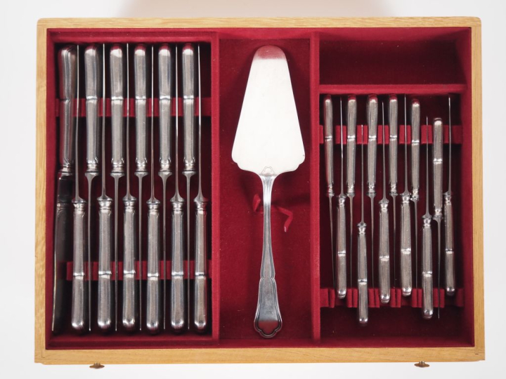 Partie de ménagère en métal argenté, modèle à filet dans son coffret. 