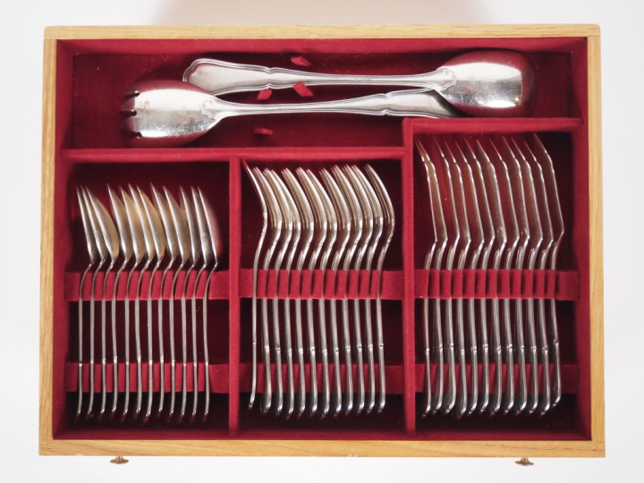 Partie de ménagère en métal argenté, modèle à filet dans son coffret. 