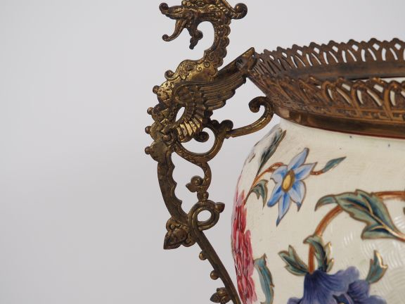SARREGUEMINES (?). Grande potiche en faïence fine à décor polychrome d