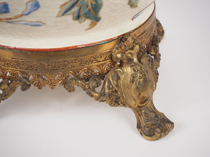 SARREGUEMINES (?). Grande potiche en faïence fine à décor polychrome d