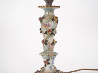 Vente aux enchères Bougeoir 1900 en porcelaine polychrome à décor de fleurs en léger reli