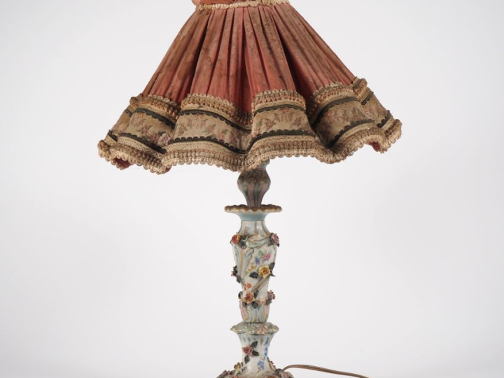 Bougeoir 1900 en porcelaine polychrome à décor de fleurs en léger reli