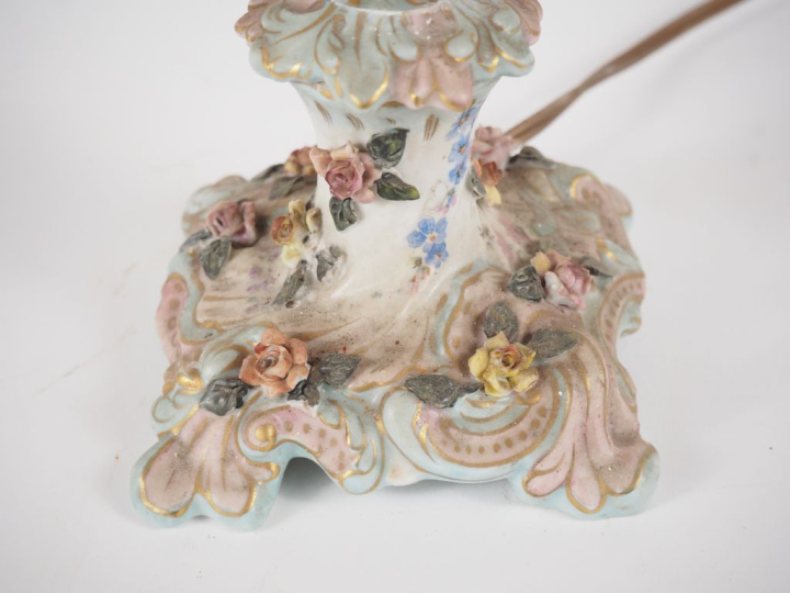 Bougeoir 1900 en porcelaine polychrome à décor de fleurs en léger reli