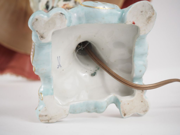 Bougeoir 1900 en porcelaine polychrome à décor de fleurs en léger reli