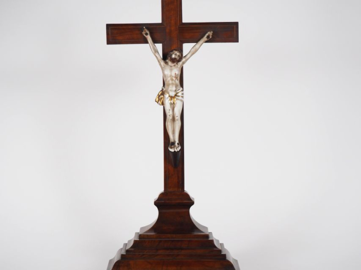 Crucifix Napoléon III en porcelaine de Paris et bois. Dim. 60 x 26 x 1