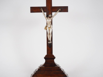 Vente aux enchères Crucifix Napoléon III en porcelaine de Paris et bois. Dim. 60 x 26 x 1
