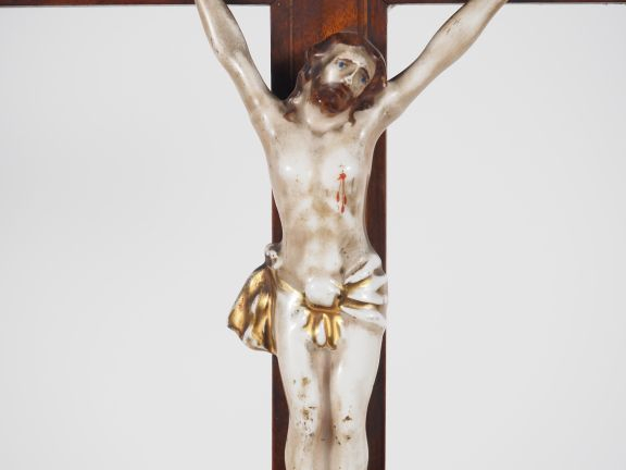 Crucifix Napoléon III en porcelaine de Paris et bois. Dim. 60 x 26 x 1