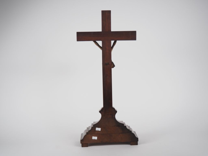 Crucifix Napoléon III en porcelaine de Paris et bois. Dim. 60 x 26 x 1