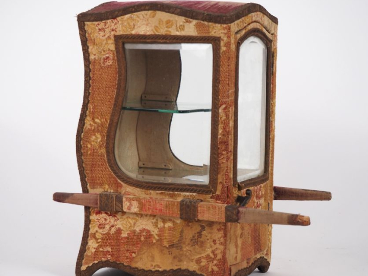 Chaise à porteur miniature en verre et bois gainé de tissu. Dim. 31,5 