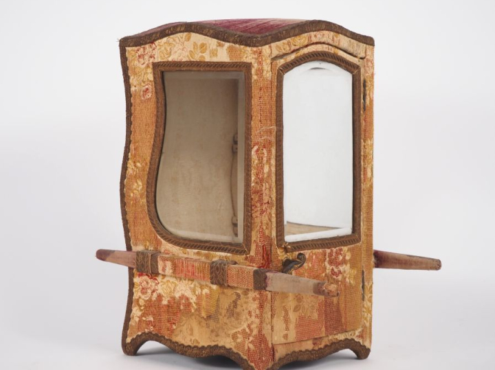 Chaise à porteur miniature en verre et bois gainé de tissu. Dim. 31,5 