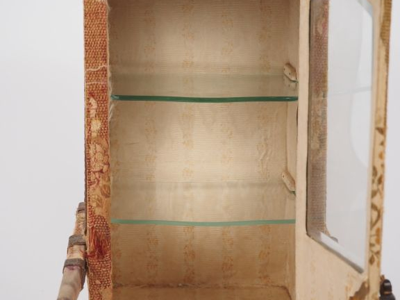 Chaise à porteur miniature en verre et bois gainé de tissu. Dim. 31,5 
