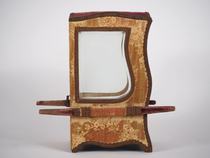 Chaise à porteur miniature en verre et bois gainé de tissu. Dim. 31,5 