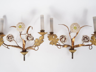 Vente aux enchères 2 éléments de candélabres en bronze laiton et porcelaine, à décor de f