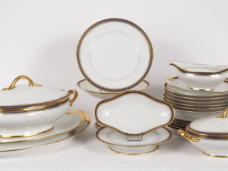 Vente aux enchères LIMOGES France. Partie de service de table en porcelaine à décor doré 
