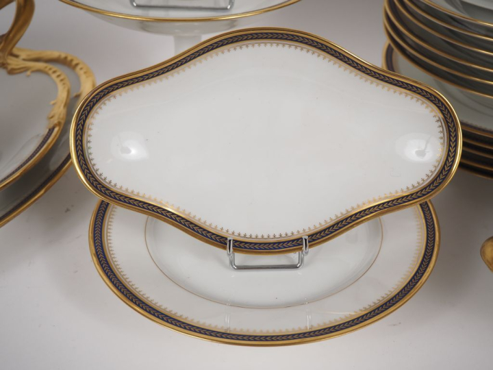 LIMOGES France. Partie de service de table en porcelaine à décor doré 