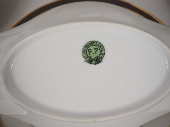LIMOGES France. Partie de service de table en porcelaine à décor doré 