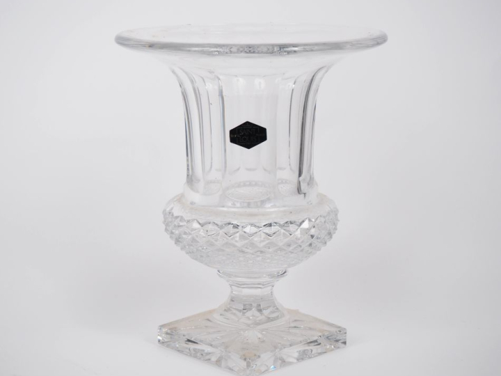 SAINT LOUIS. Vase Médicis en cristal taillé. Signé.  H. 25,5 cm.