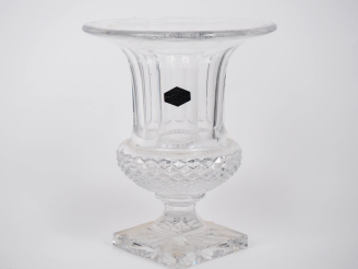 Vente aux enchères SAINT LOUIS. Vase Médicis en cristal taillé. Signé.  H. 25,5 cm.