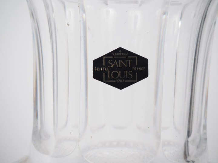 SAINT LOUIS. Vase Médicis en cristal taillé. Signé.  H. 25,5 cm.