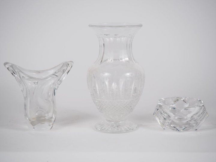 SAINT LOUIS. Vase en cristal taillé à décor de palmettes et de croisil