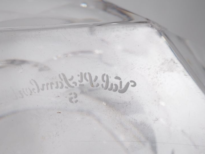SAINT LOUIS. Vase en cristal taillé à décor de palmettes et de croisil