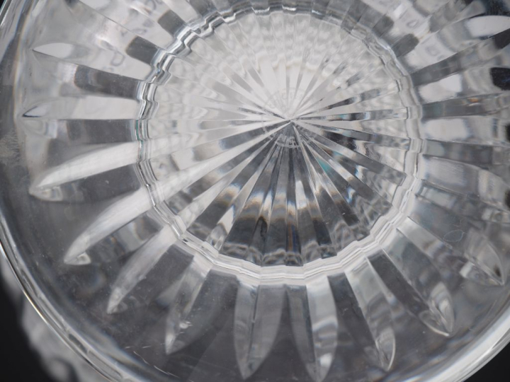 SAINT LOUIS. Vase en cristal taillé à décor de palmettes et de croisil