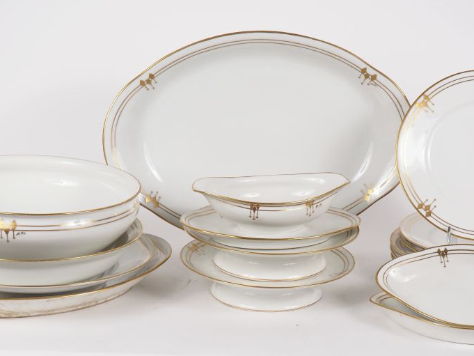 LIMOGES France. Partie de service de table en porcelaine à décor doré 