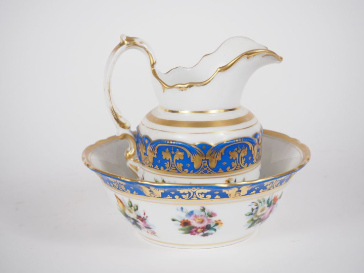 Broc et son bassin fin XIXème - début Xxème en porcelaine de Paris à d