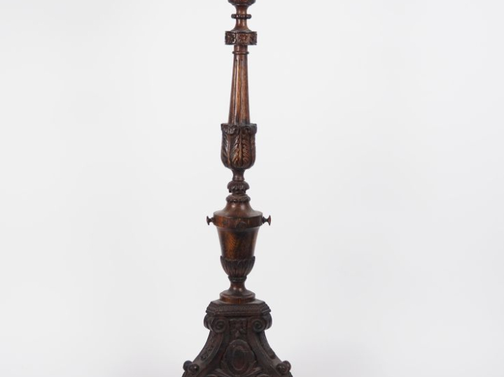 Pique-cierge XIXème en bois mouluré et sculpté à décor de palmes, de f