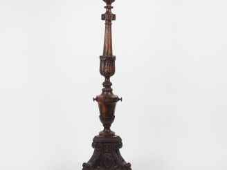 Vente aux enchères Pique-cierge XIXème en bois mouluré et sculpté à décor de palmes, de f