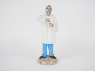 Vente aux enchères Amusant sujet en verre polychrome de Bohème figurant un médecin biolog