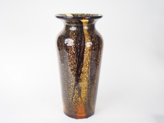 Vente aux enchères MURANO. Grand vase en verre soufflé à décor moucheté jaune et noir. H.