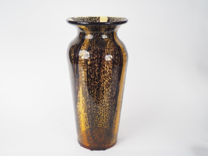 MURANO. Grand vase en verre soufflé à décor moucheté jaune et noir. H.