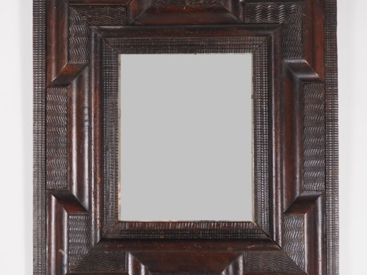 Miroir italien XVIIème en bois et bois de placage mouluré à décor guil