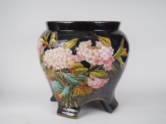 Vente aux enchères Grande jardinière en barbotine polychrome à décor de branchages fleuri