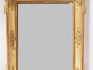 Vente aux enchères Miroir XIXème de style Louis XVI en bois et stuc doré à décor de rince