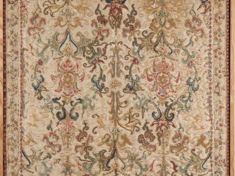 Panneau ancien en soie brodée polychrome à décor de rinceaux feuillagé