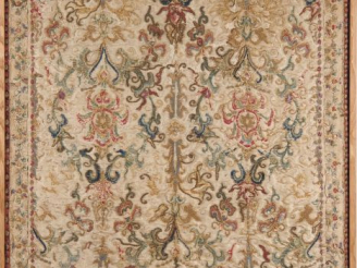 Vente aux enchères Panneau ancien en soie brodée polychrome à décor de rinceaux feuillagé