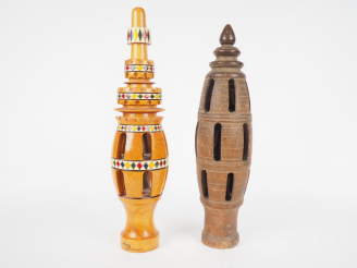 Vente aux enchères Deux différents surjougs (l'un ancien). H. 60 et 53 cm.