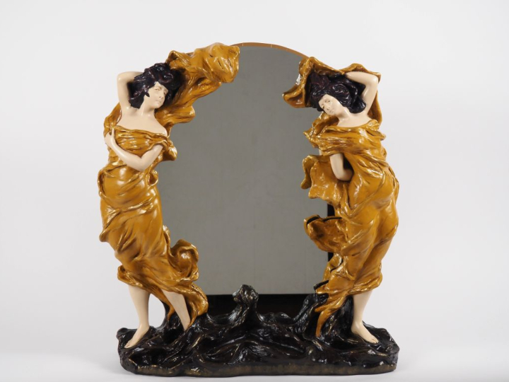 Miroir de toilette baroque en composition polychrome à décor de deux f