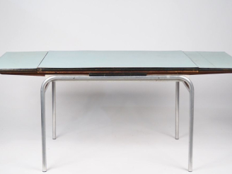 Vente aux enchères Table de cuisine en formica vert, piétement métallique, plateau à l'it