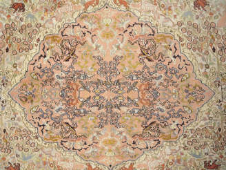Vente aux enchères Tapis d'Orient en laine et soie.  Dim. 281 x 188 cm