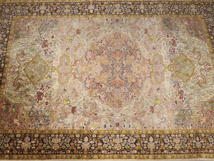 Tapis d'Orient en laine et soie.  Dim. 281 x 188 cm