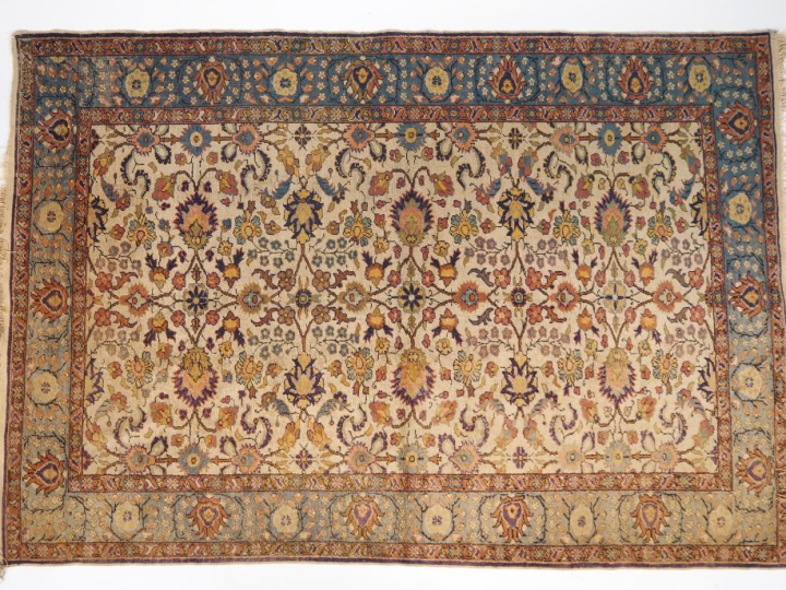 Deux petits tapis d'Orient. Dim.127 x 112 cm  Dim. 180 x 123 cm