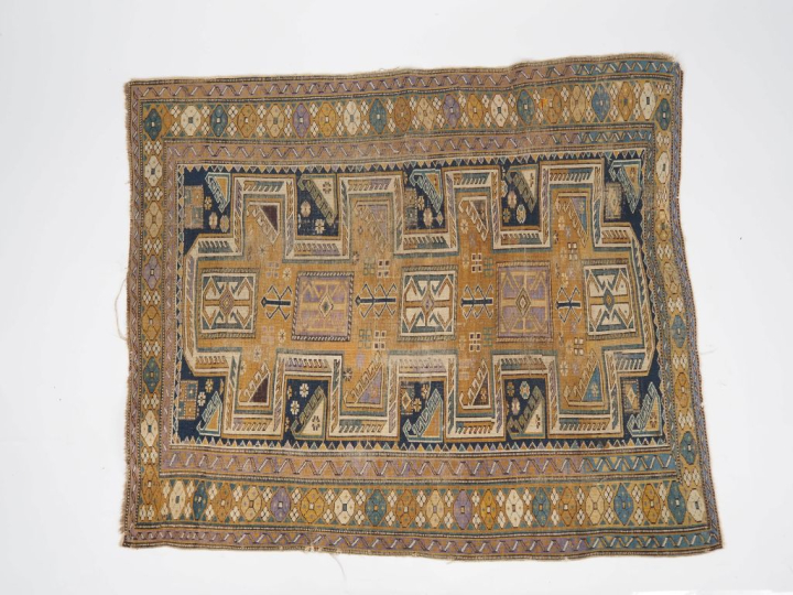 Deux petits tapis d'Orient. Dim.127 x 112 cm  Dim. 180 x 123 cm