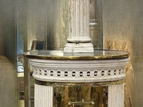 Très beau poêle alsacien de style Louis XVI en faïence blanche, à déco
